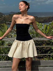 सेक्सी ऑफ शोल्डर एलिगेंट मिनी ड्रेस वाली महिला