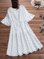 Halvt ermet, polka-prikkete vintage kjole med snøring i midjen