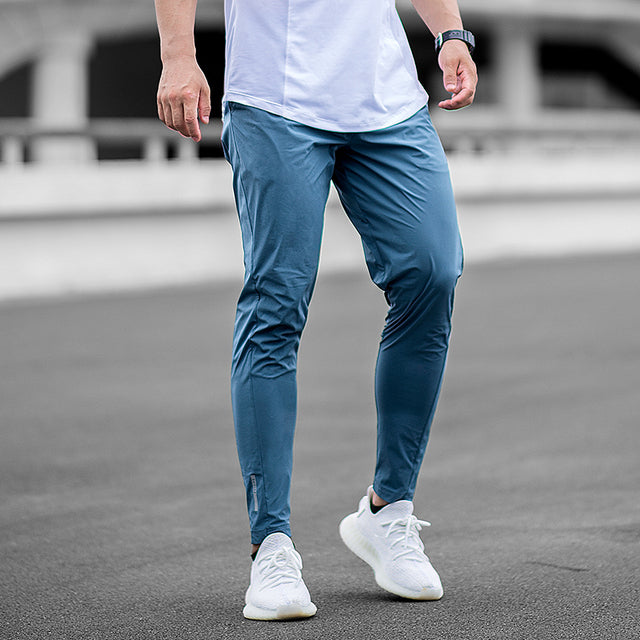 Jogger with large pockets and chain