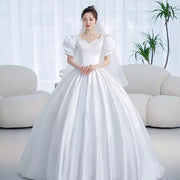 Paprasta vestuvinė suknelė, blizganti karoliukais, plona nuotakos suknelė