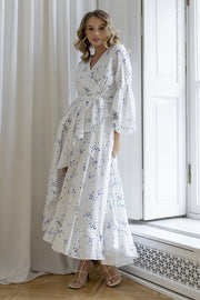 Białe szyfonowe niebieskie kropki długie sukienki
